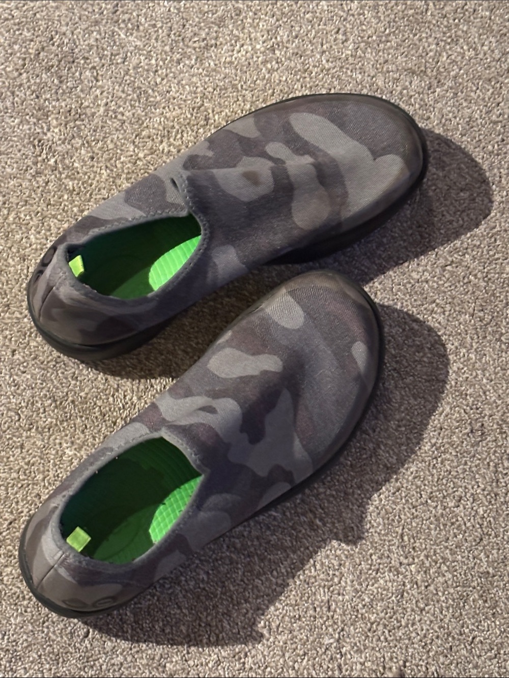 OOFOS Women's Slip-On Camo Flats in Gray with Green Insole
